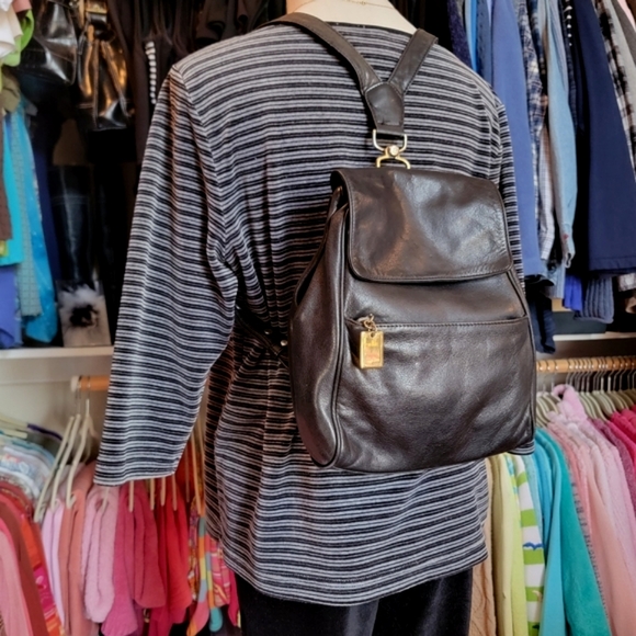 DKNY ♡ Sweet Vintage Genuine SOFT Black Leather Swivel Convertable Backpack Bag - Picture 16 of 17